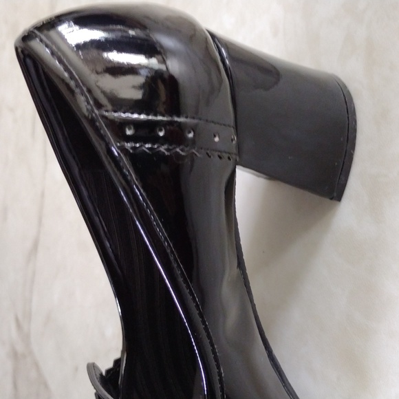 Tahari heels. - Picture 5 of 8